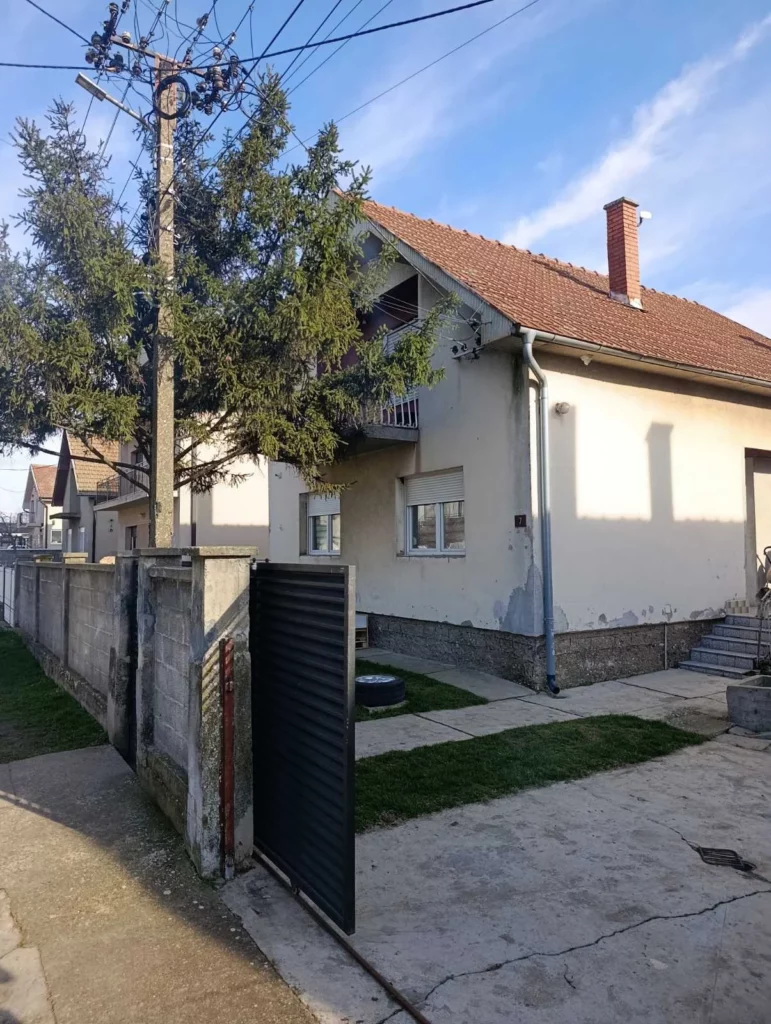 PORODIČNA KUĆA 140m² – PLAC 3.80 ARI – PREKO PUTA BIG CENTRA